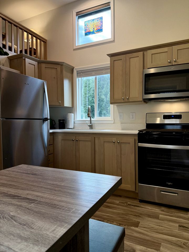 Rustic Chic Forest Cabin with Loft, BBQ & Relaxing Fire Pit Patio in Idleyld Park, Oregon