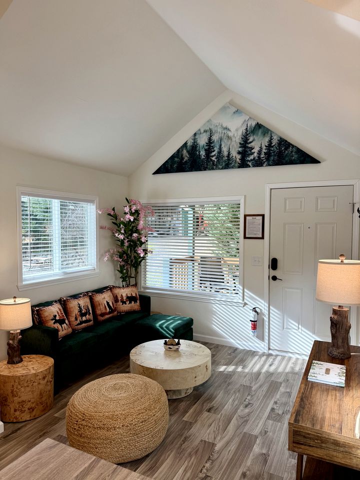 Rustic Chic Forest Cabin with Loft, BBQ & Relaxing Fire Pit Patio in Idleyld Park, Oregon