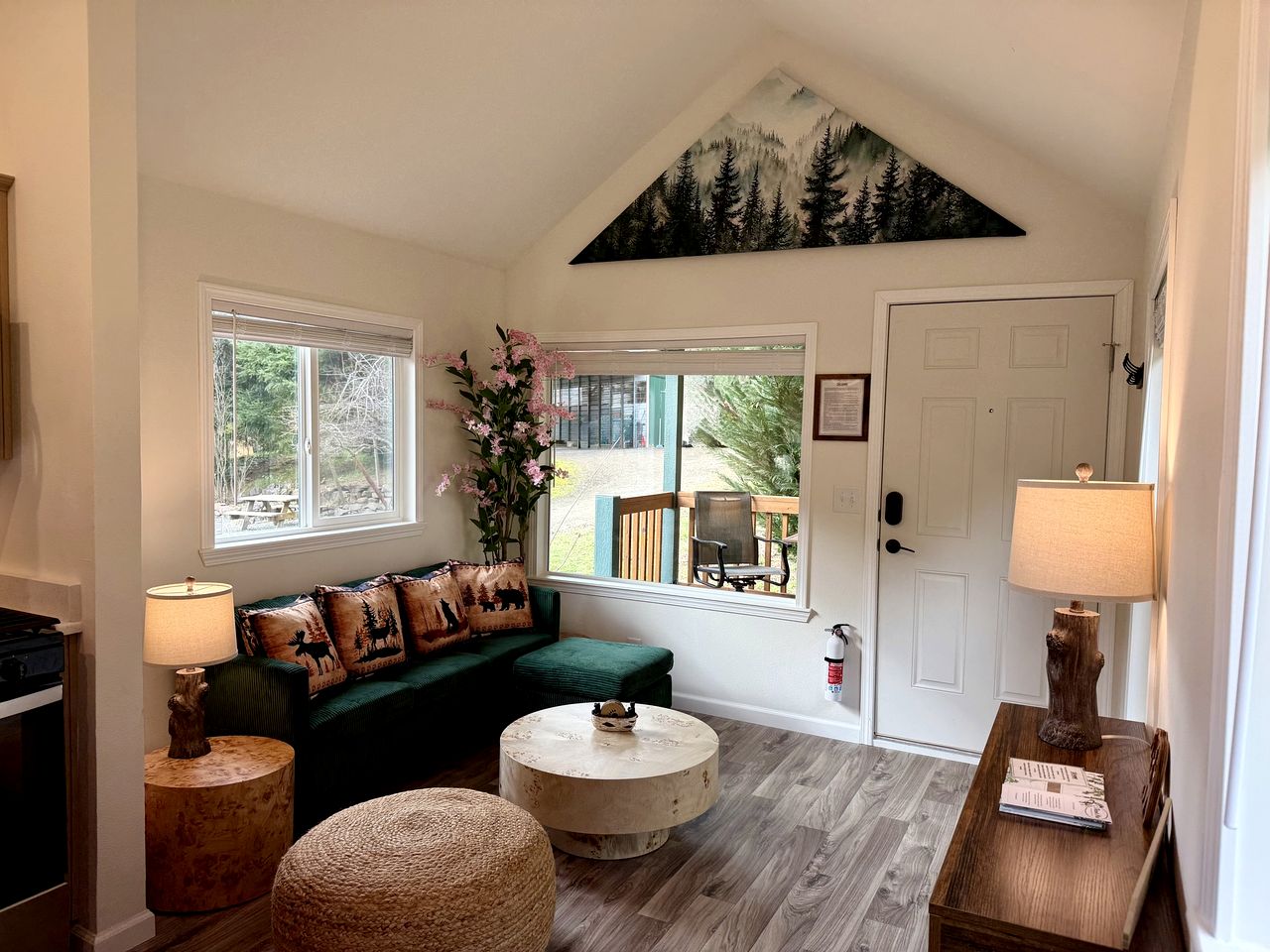 Rustic Chic Forest Cabin with Loft, BBQ & Relaxing Fire Pit Patio in Idleyld Park, Oregon