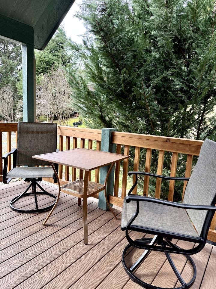 Rustic Chic Forest Cabin with Loft, BBQ & Relaxing Fire Pit Patio in Idleyld Park, Oregon