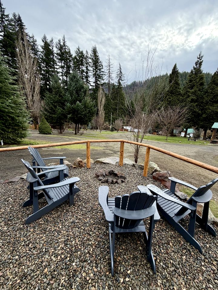 Rustic Chic Forest Cabin with Loft, BBQ & Relaxing Fire Pit Patio in Idleyld Park, Oregon