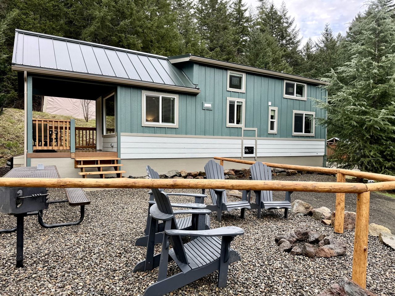 Rustic Chic Forest Cabin with Loft, BBQ & Relaxing Fire Pit Patio in Idleyld Park, Oregon