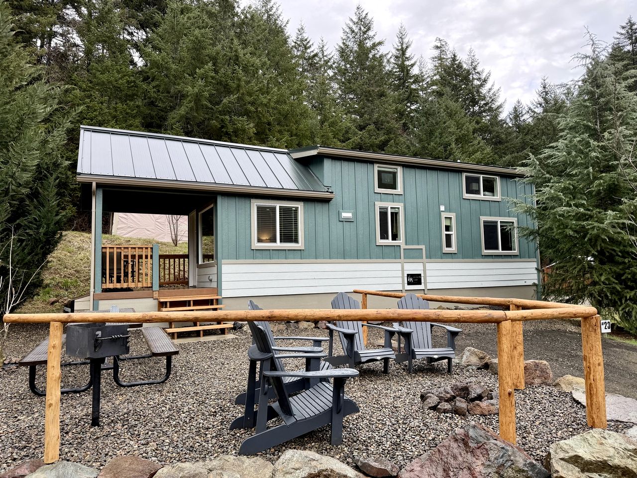 Rustic Chic Forest Cabin with Loft, BBQ & Relaxing Fire Pit Patio in Idleyld Park, Oregon