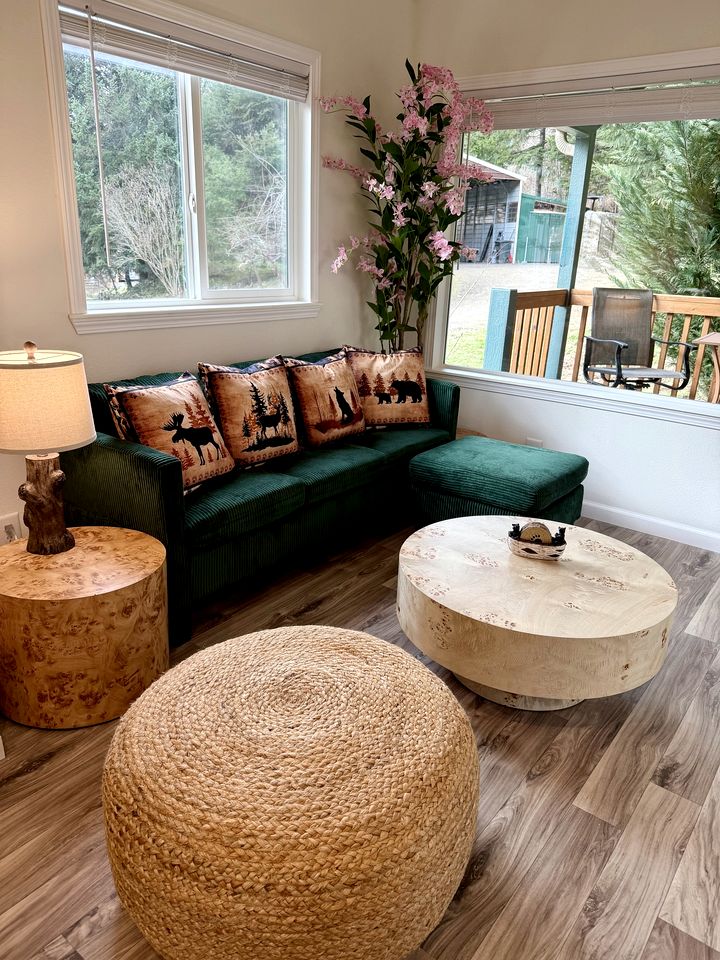 Rustic Chic Forest Cabin with Loft, BBQ & Relaxing Fire Pit Patio in Idleyld Park, Oregon