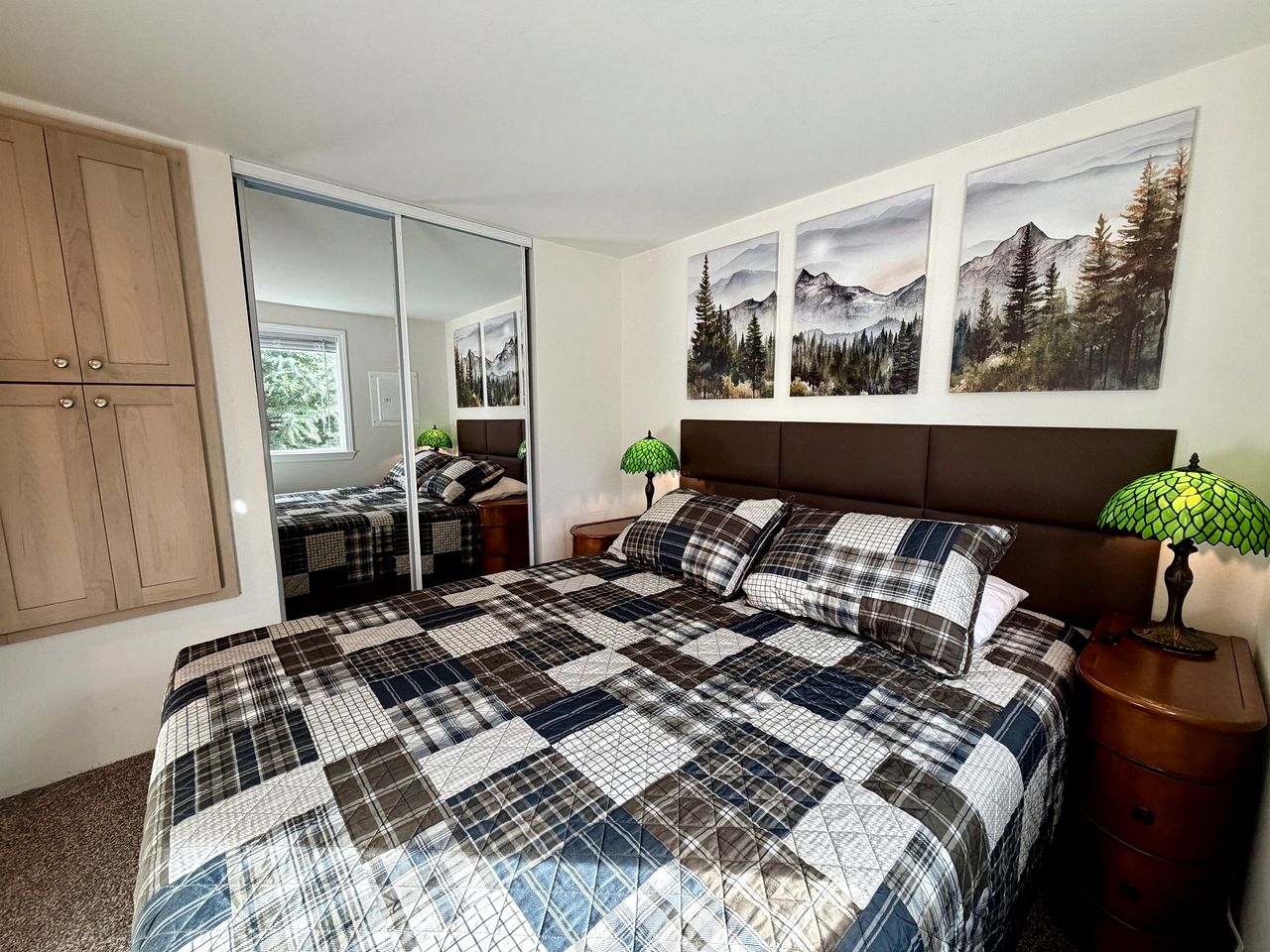 Rustic Chic Forest Cabin with Loft, BBQ & Relaxing Fire Pit Patio in Idleyld Park, Oregon