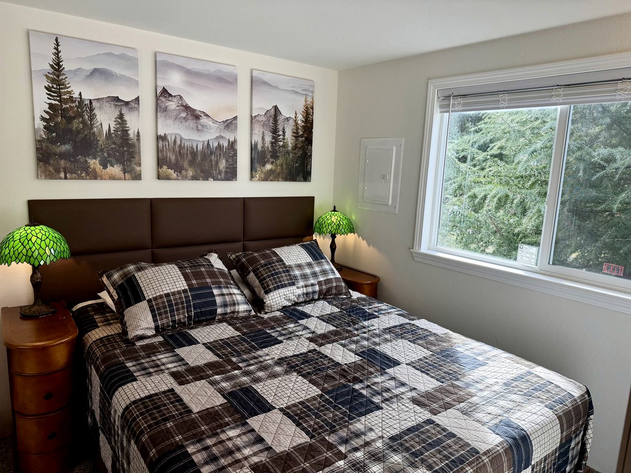 Rustic Chic Forest Cabin with Loft, BBQ & Relaxing Fire Pit Patio in Idleyld Park, Oregon