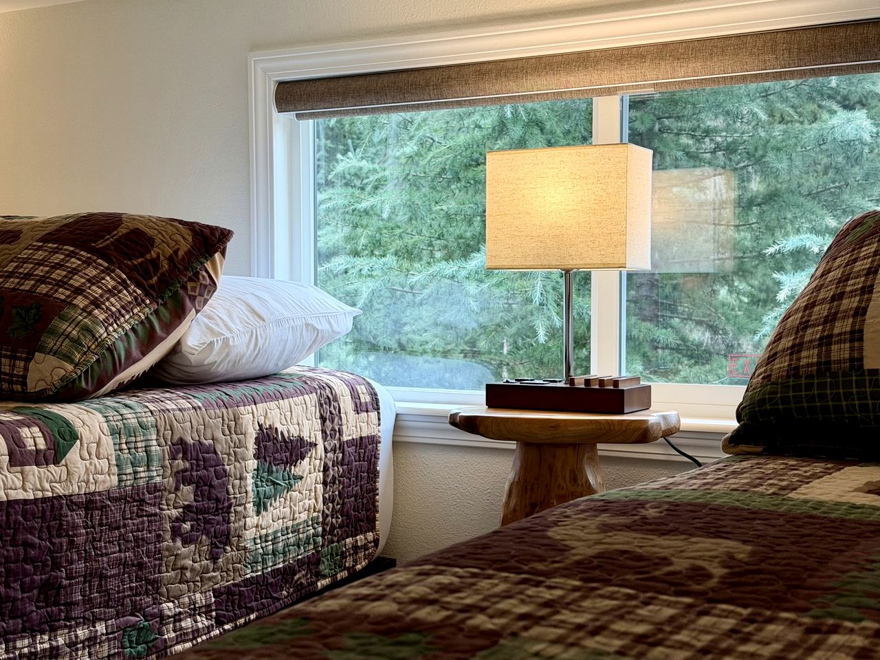 Rustic Chic Forest Cabin with Loft, BBQ & Relaxing Fire Pit Patio in Idleyld Park, Oregon