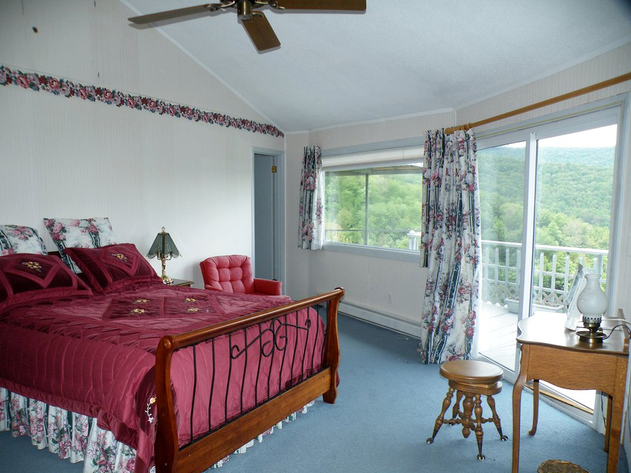 Unique Cabin Rental with Stunning Panoramic Views in Beech Mountain