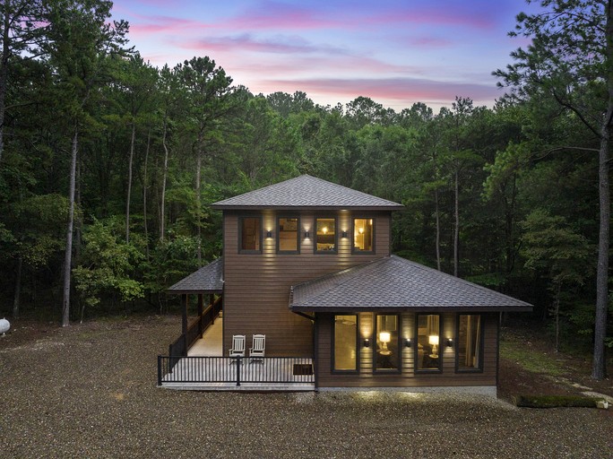 Luxury Romantic Cabin with Hot Tub, Fireplace & Rain Shower Near Hochatown