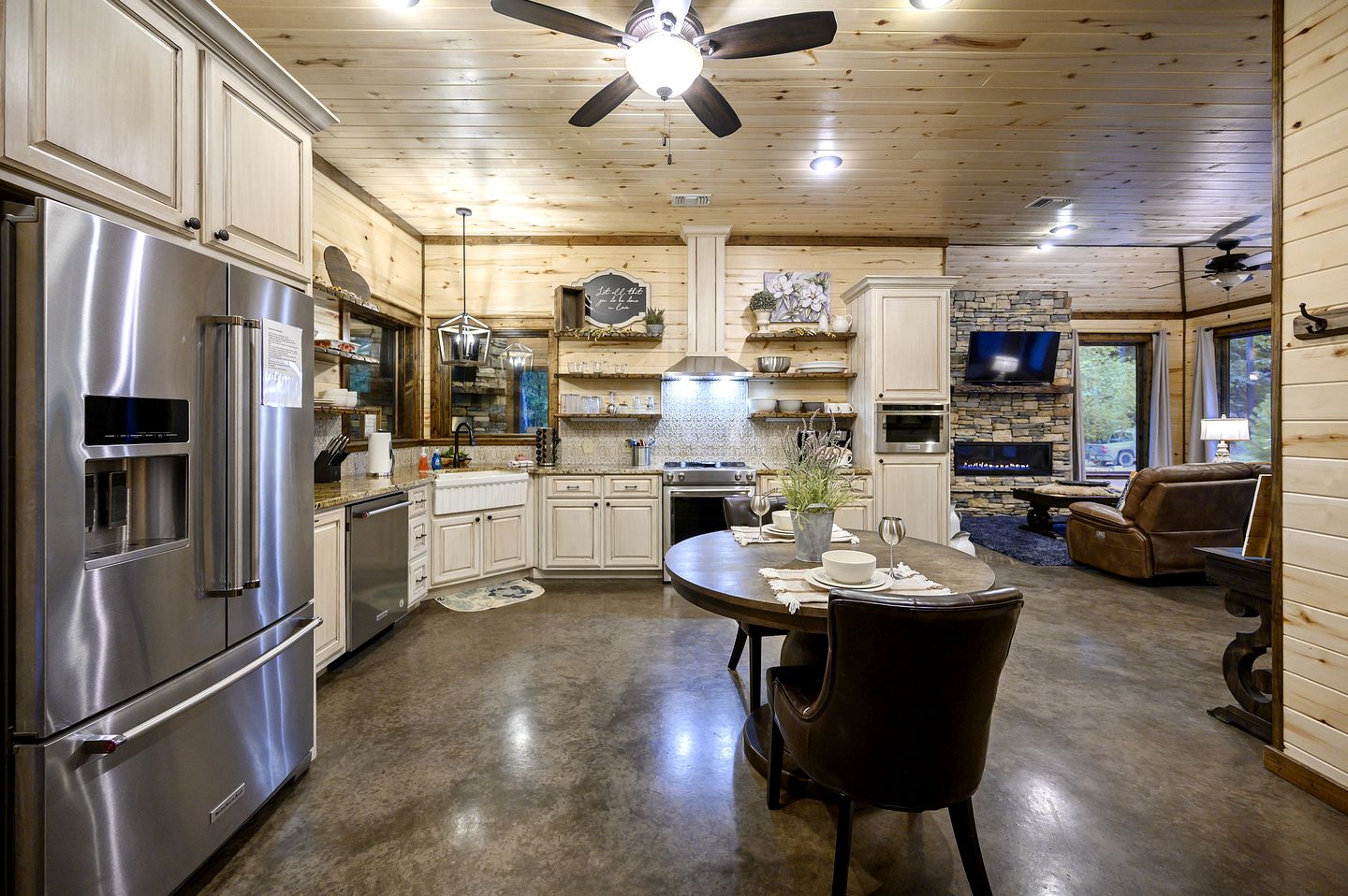 Luxury Romantic Cabin with Hot Tub, Fireplace & Rain Shower Near Hochatown