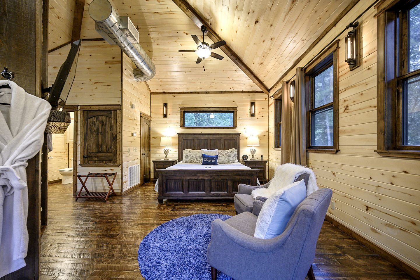 Luxury Romantic Cabin with Hot Tub, Fireplace & Rain Shower Near Hochatown