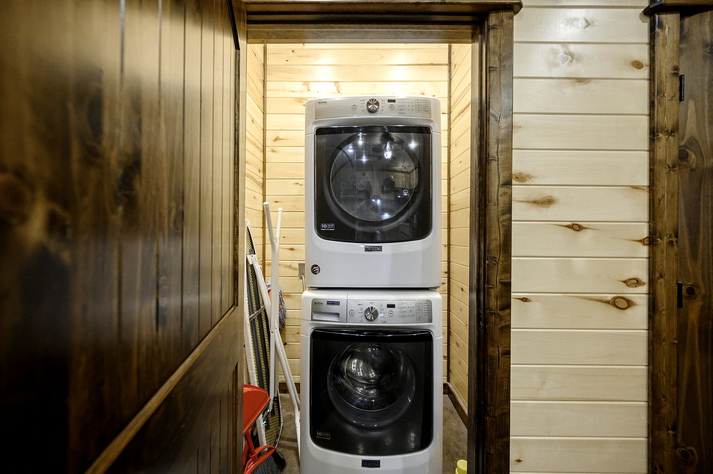 Luxury Romantic Cabin with Hot Tub, Fireplace & Rain Shower Near Hochatown