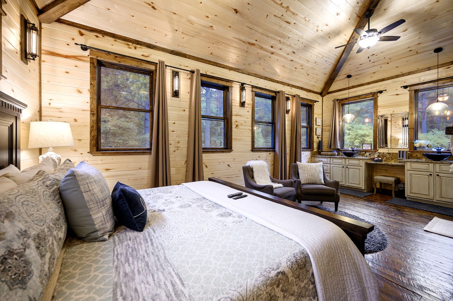 Luxury Romantic Cabin with Hot Tub, Fireplace & Rain Shower Near Hochatown