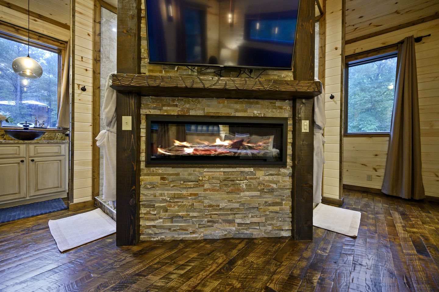 Luxury Romantic Cabin with Hot Tub, Fireplace & Rain Shower Near Hochatown