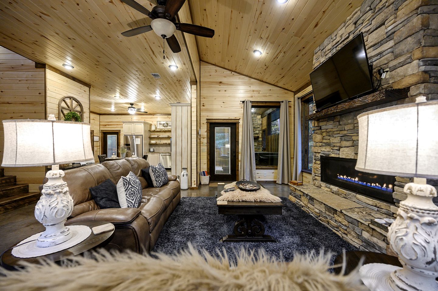 Luxury Romantic Cabin with Hot Tub, Fireplace & Rain Shower Near Hochatown
