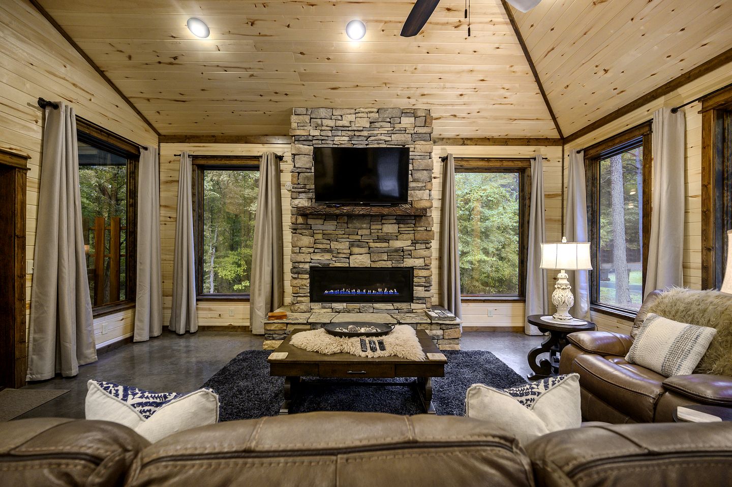 Luxury Romantic Cabin with Hot Tub, Fireplace & Rain Shower Near Hochatown