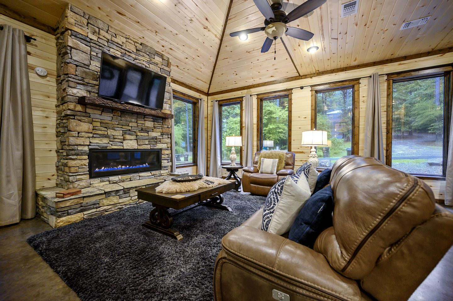 Luxury Romantic Cabin with Hot Tub, Fireplace & Rain Shower Near Hochatown