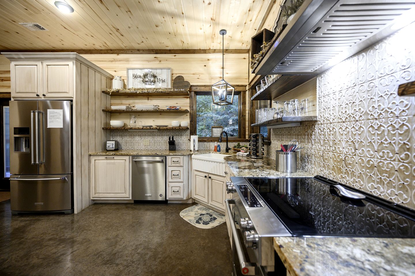 Luxury Romantic Cabin with Hot Tub, Fireplace & Rain Shower Near Hochatown