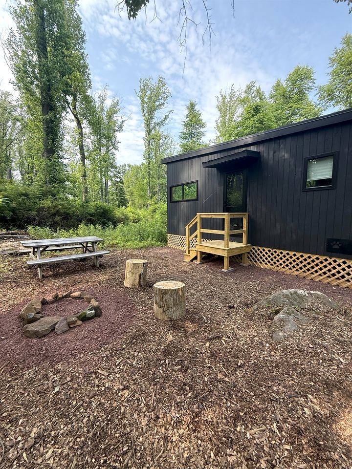 Escape to a Cozy Woodland Tiny Home and a Peaceful Forest Retreat Perfect for Two in Pennsylvania