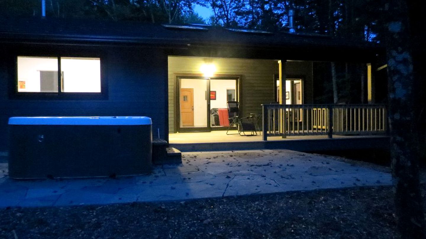 Wheelchair Accessible Cabin with Private Hot Tub and Fireplace Nestled Among Trees of Woodstock, New York