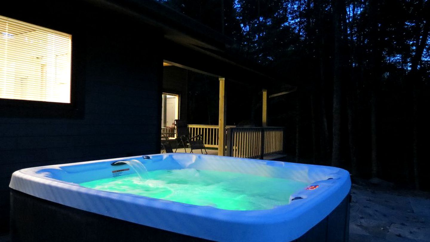 Wheelchair Accessible Cabin with Private Hot Tub and Fireplace Nestled Among Trees of Woodstock, New York