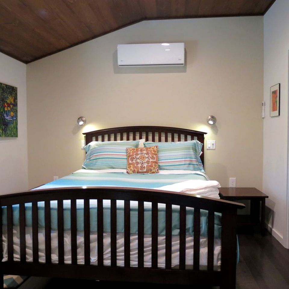 Wheelchair Accessible Cabin with Private Hot Tub and Fireplace Nestled Among Trees of Woodstock, New York