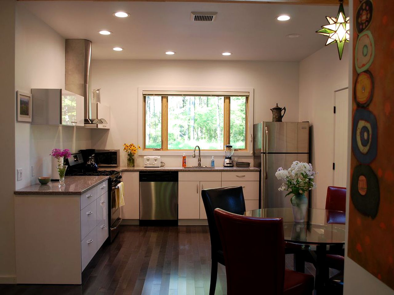 Wheelchair Accessible Cabin with Private Hot Tub and Fireplace Nestled Among Trees of Woodstock, New York