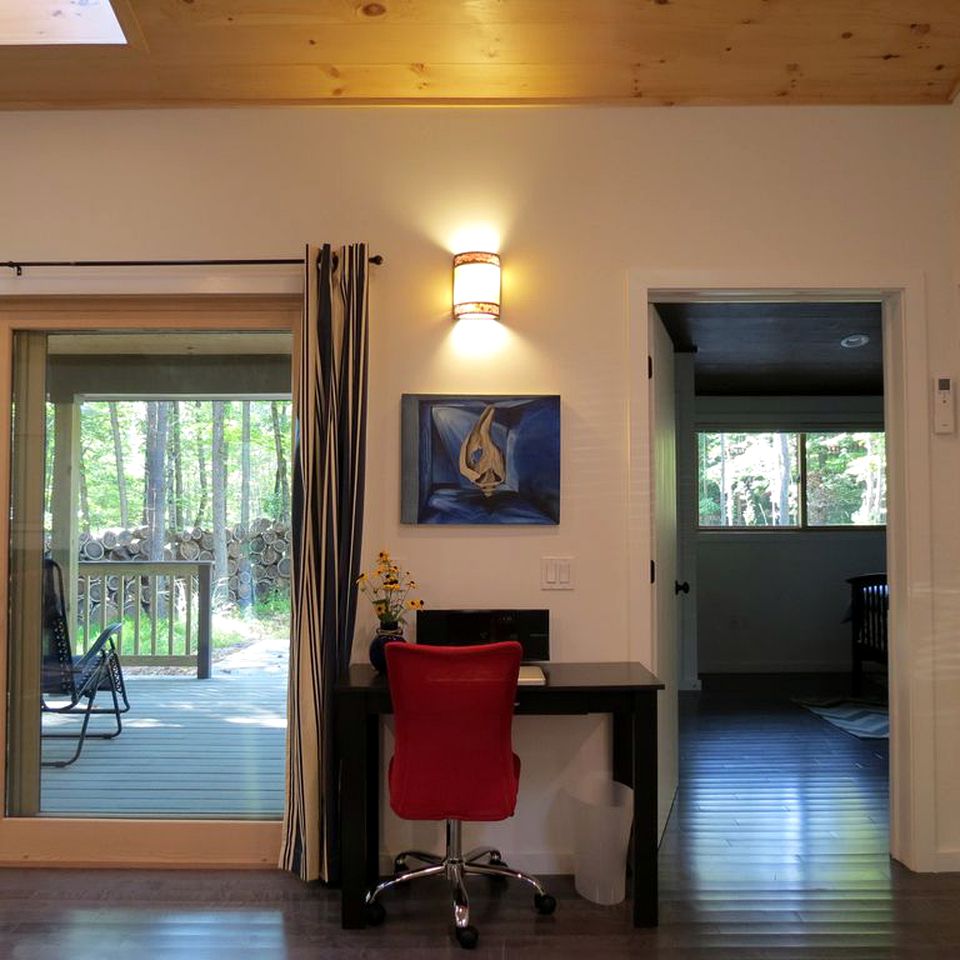 Wheelchair Accessible Cabin with Private Hot Tub and Fireplace Nestled Among Trees of Woodstock, New York