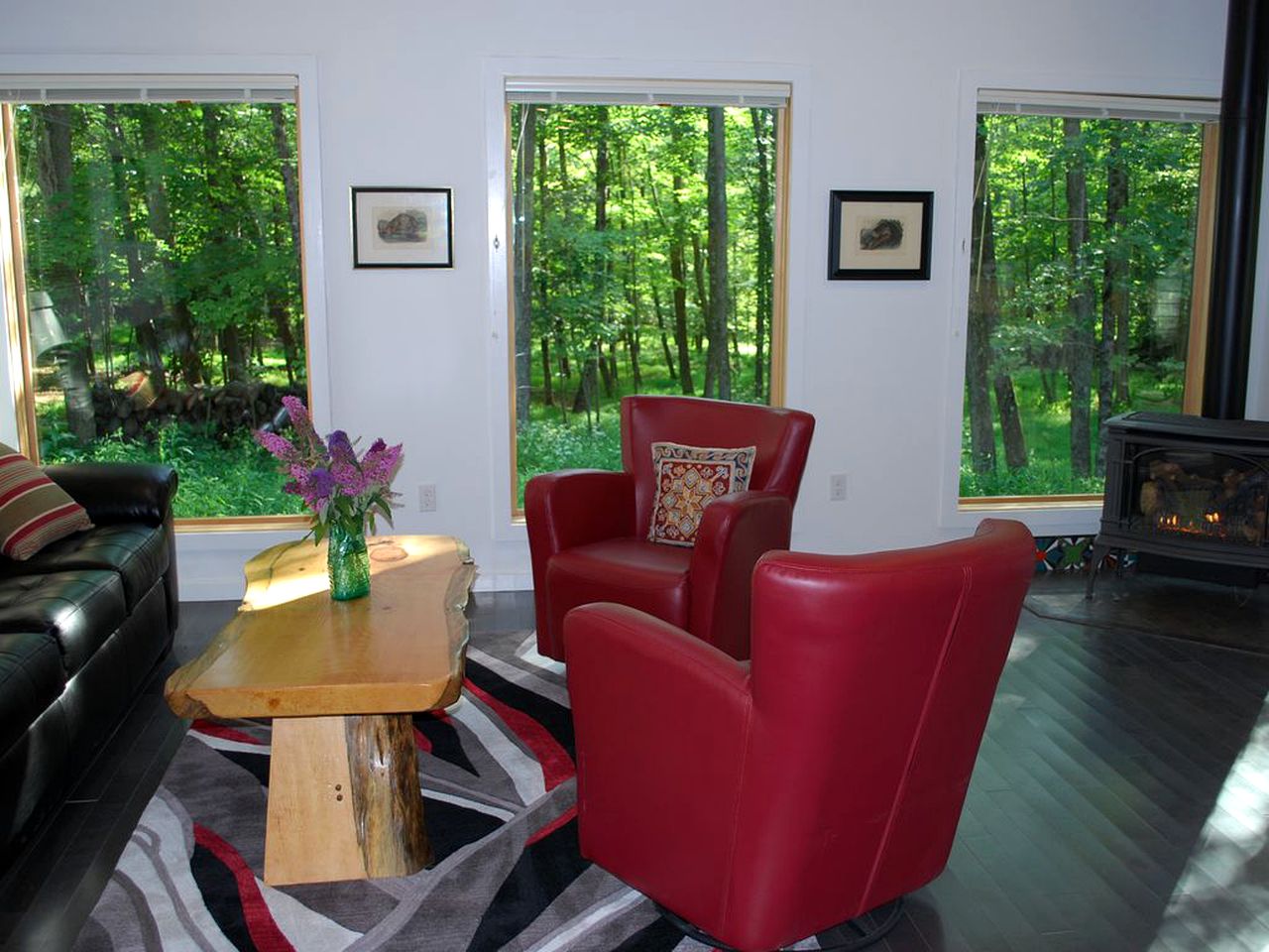 Wheelchair Accessible Cabin with Private Hot Tub and Fireplace Nestled Among Trees of Woodstock, New York