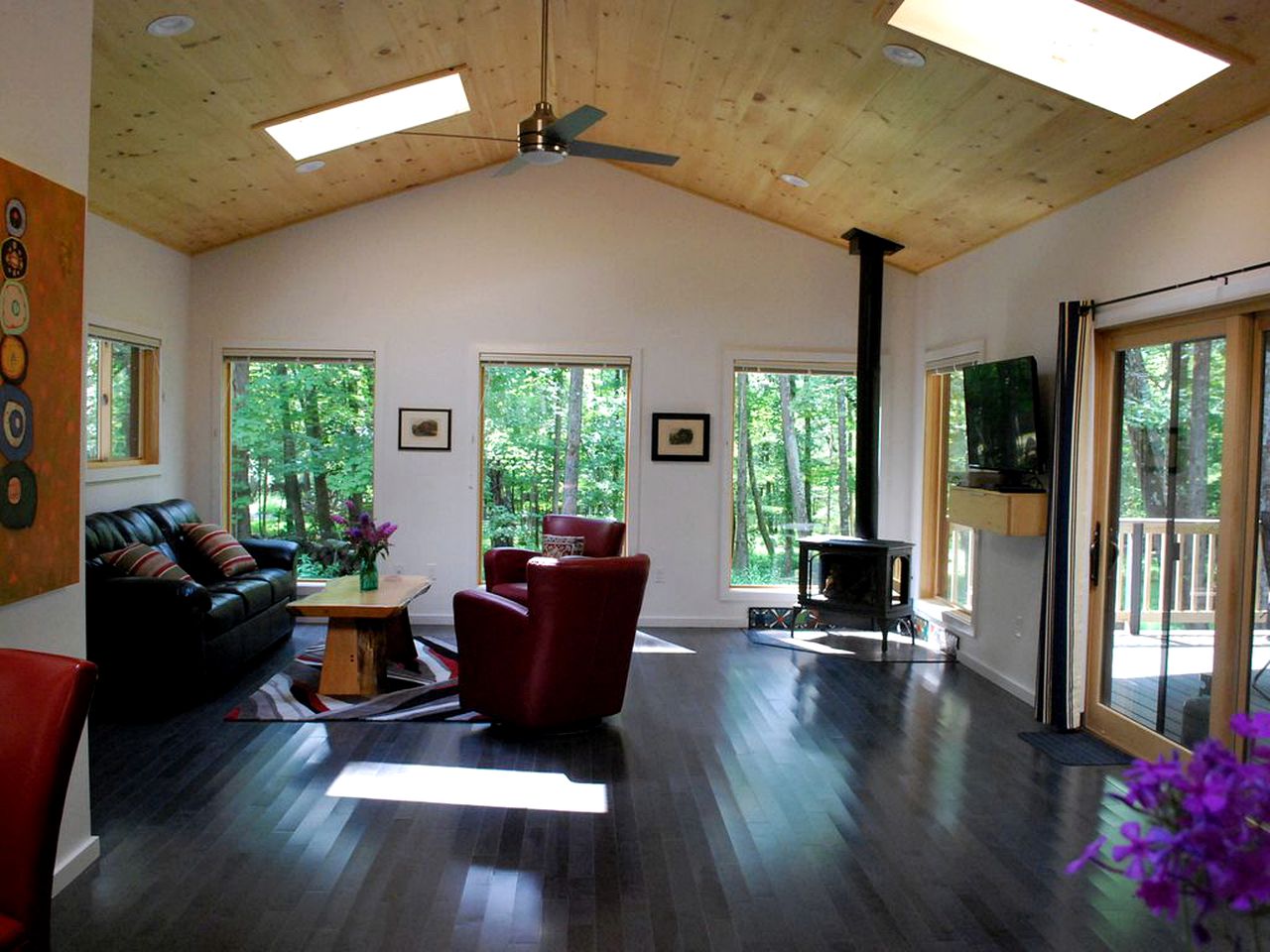 Wheelchair Accessible Cabin with Private Hot Tub and Fireplace Nestled Among Trees of Woodstock, New York