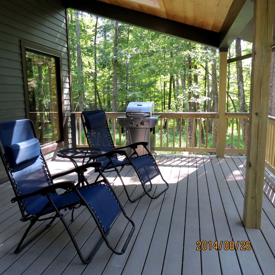 Wheelchair Accessible Cabin with Private Hot Tub and Fireplace Nestled Among Trees of Woodstock, New York