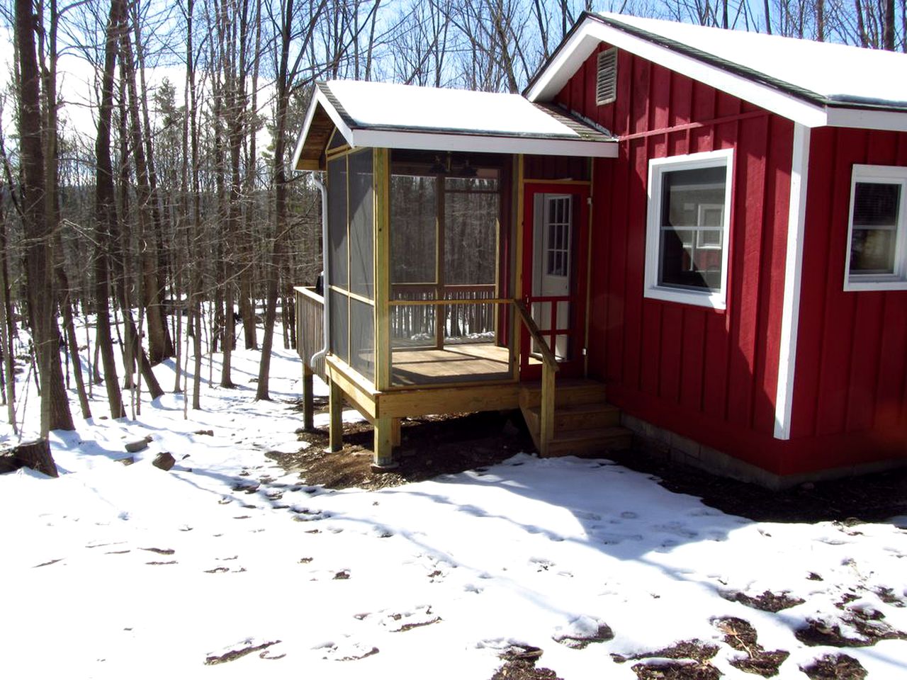 Cozy Two-Bedroom Cabin Rental with Hot Tub and Fireplace in Woodstock, New York