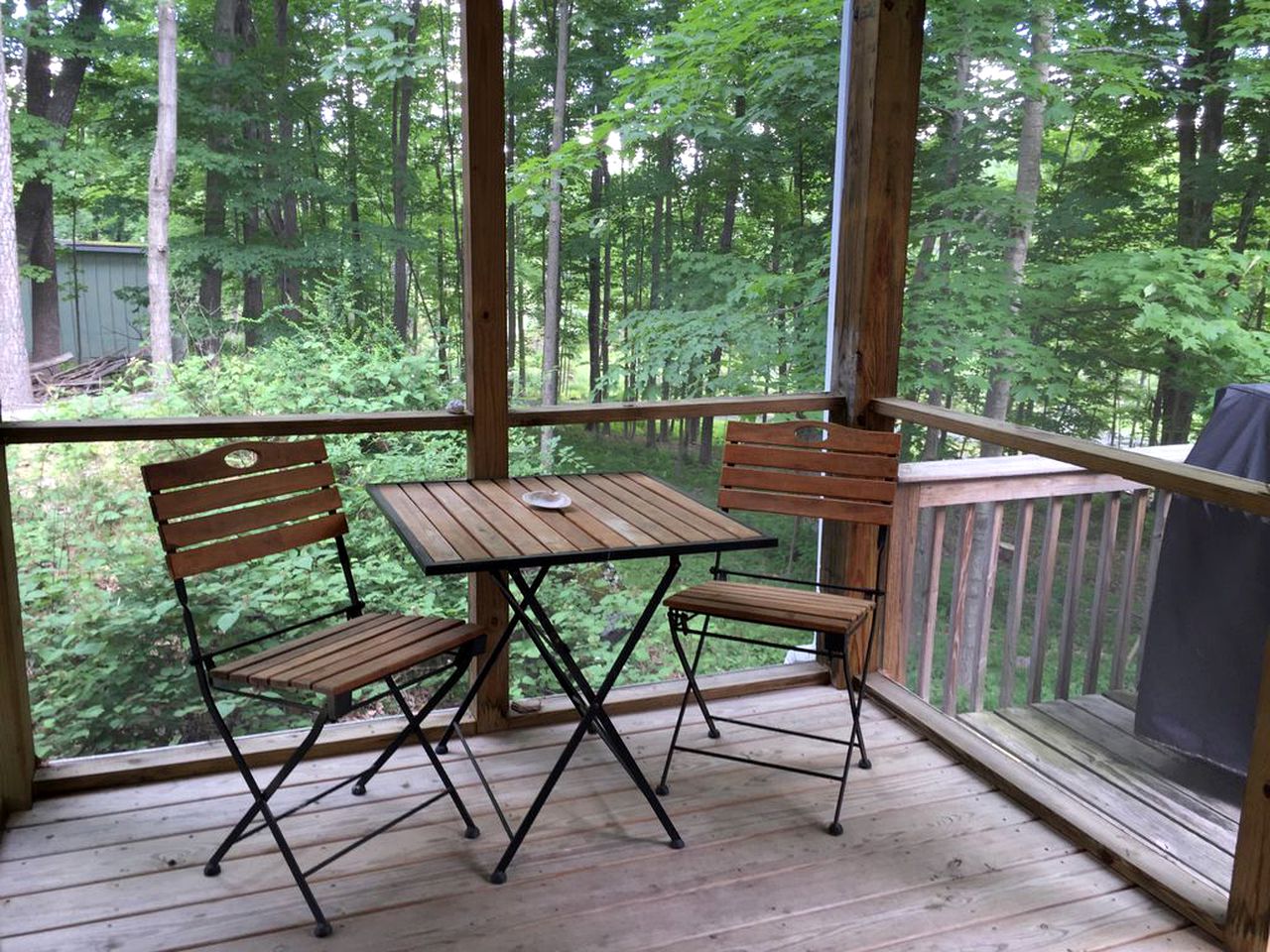 Cozy Two-Bedroom Cabin Rental with Hot Tub and Fireplace in Woodstock, New York