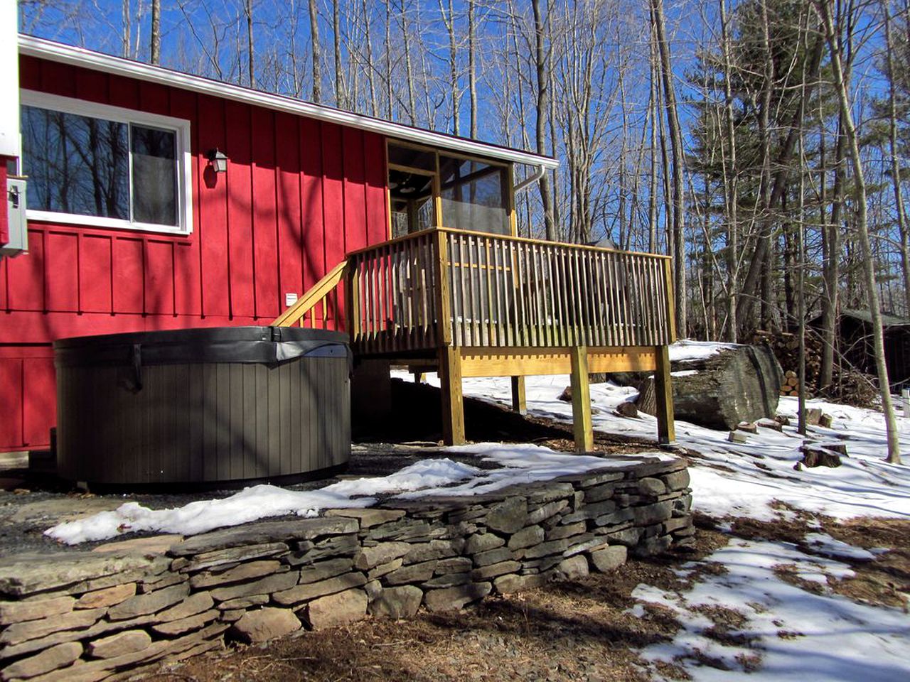 Cozy Two-Bedroom Cabin Rental with Hot Tub and Fireplace in Woodstock, New York