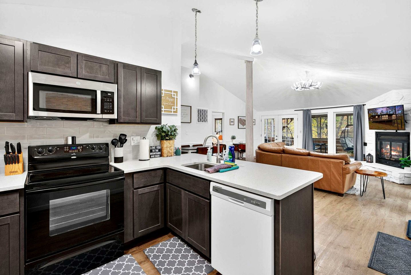 Cozy Family Cabin with Bunkhouse & Fireplace Near The Woods Golf Resort | Hedgesville, WV