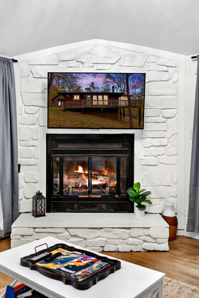 Cozy Family Cabin with Bunkhouse & Fireplace Near The Woods Golf Resort | Hedgesville, WV