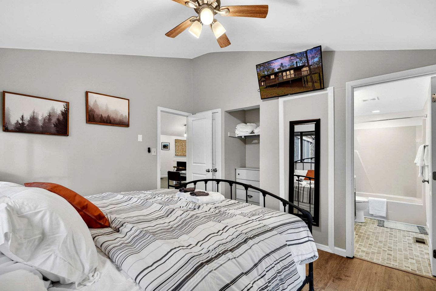 Cozy Family Cabin with Bunkhouse & Fireplace Near The Woods Golf Resort | Hedgesville, WV