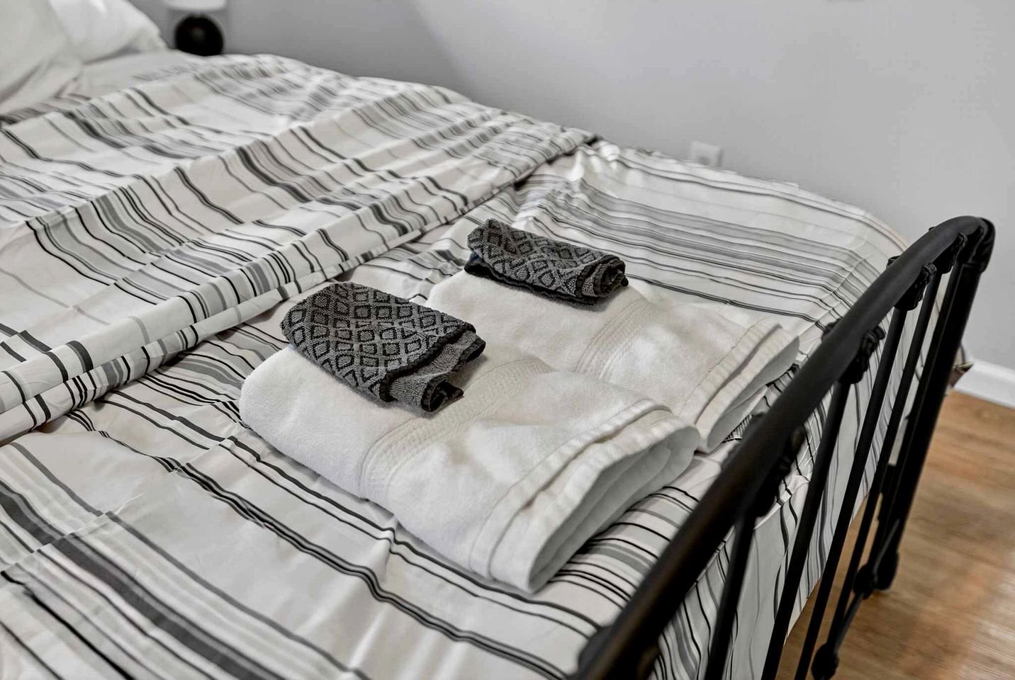 Cozy Family Cabin with Bunkhouse & Fireplace Near The Woods Golf Resort | Hedgesville, WV