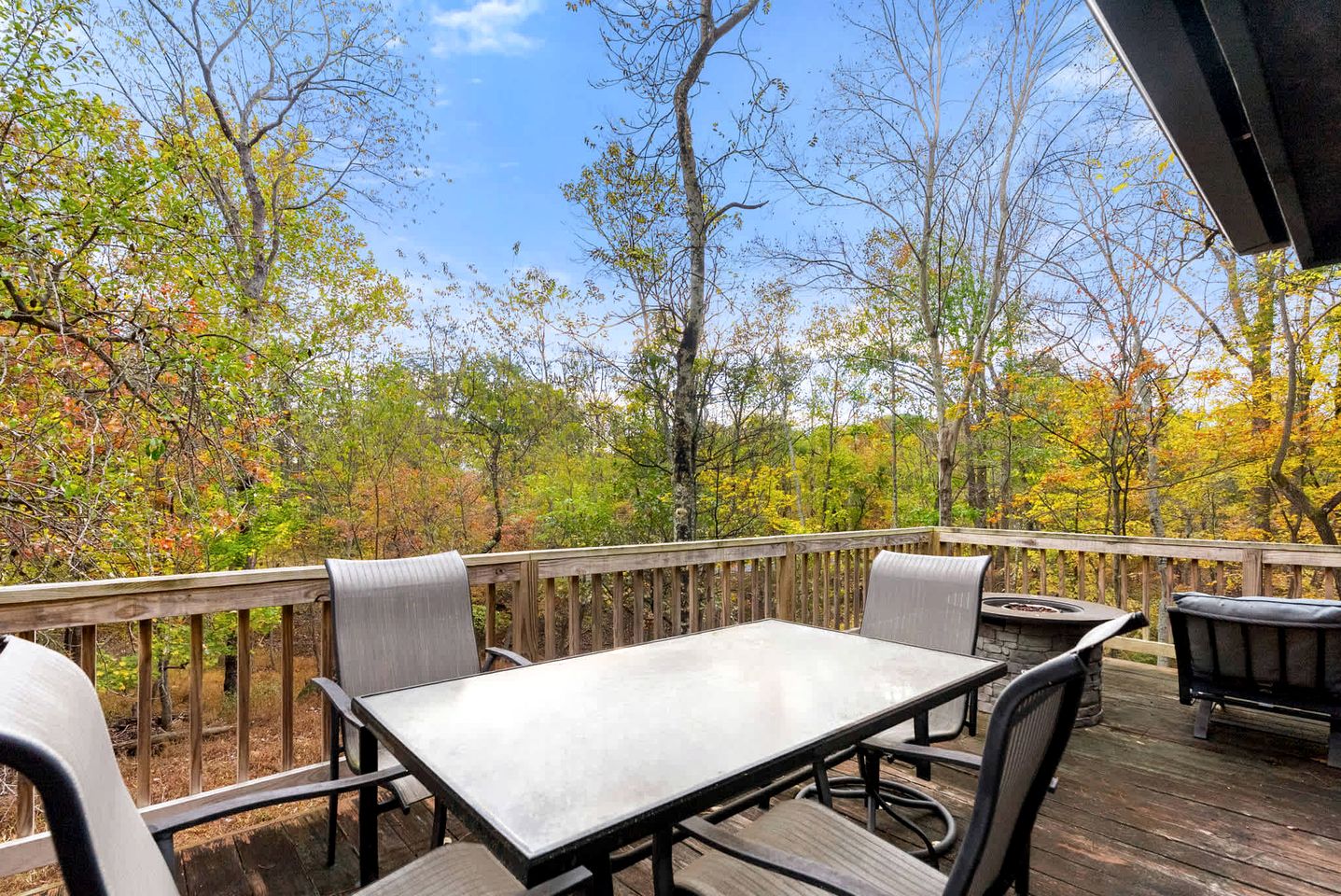 Cozy Family Cabin with Bunkhouse & Fireplace Near The Woods Golf Resort | Hedgesville, WV