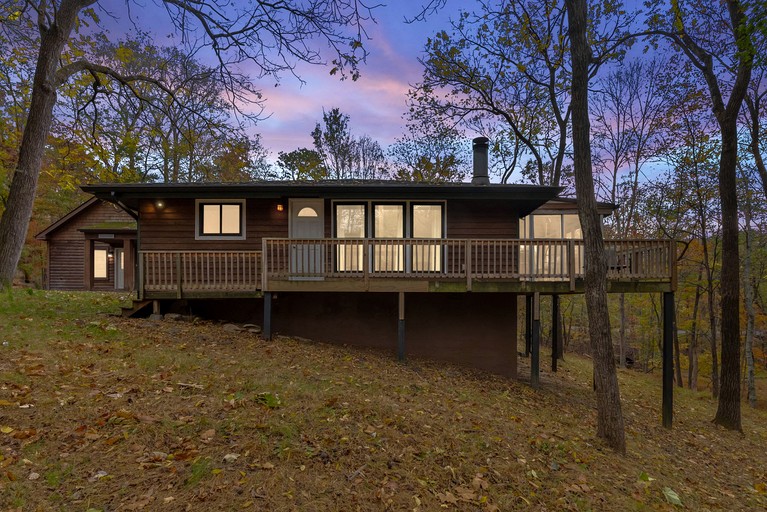 Cozy Family Cabin with Bunkhouse & Fireplace Near The Woods Golf Resort | Hedgesville, WV