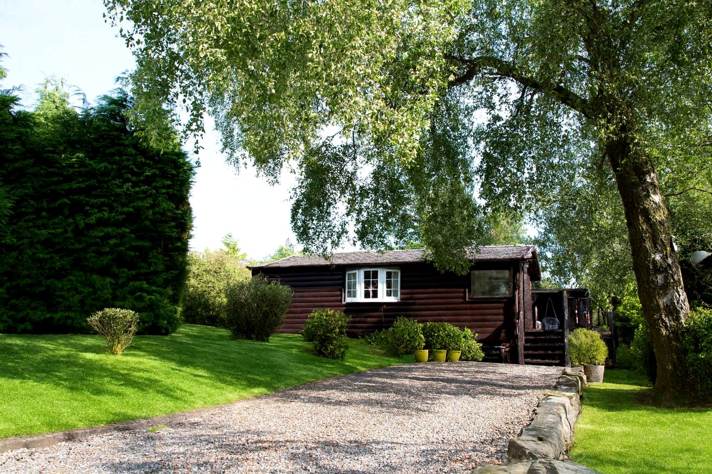 Tranquil Traditional Log Cabin with Private Deck, Near Snowdonia National Park, Trawsfynydd, Wales
