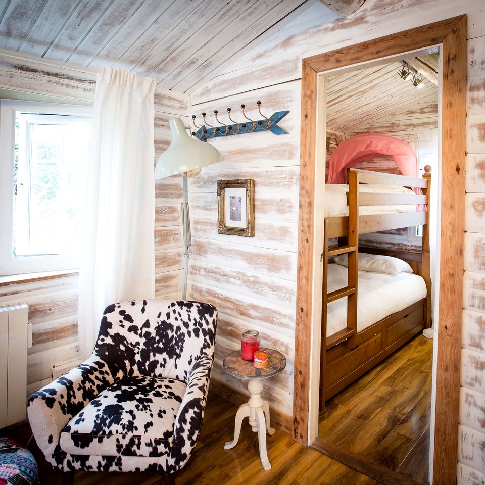 Tranquil Traditional Log Cabin with Private Deck, Near Snowdonia National Park, Trawsfynydd, Wales