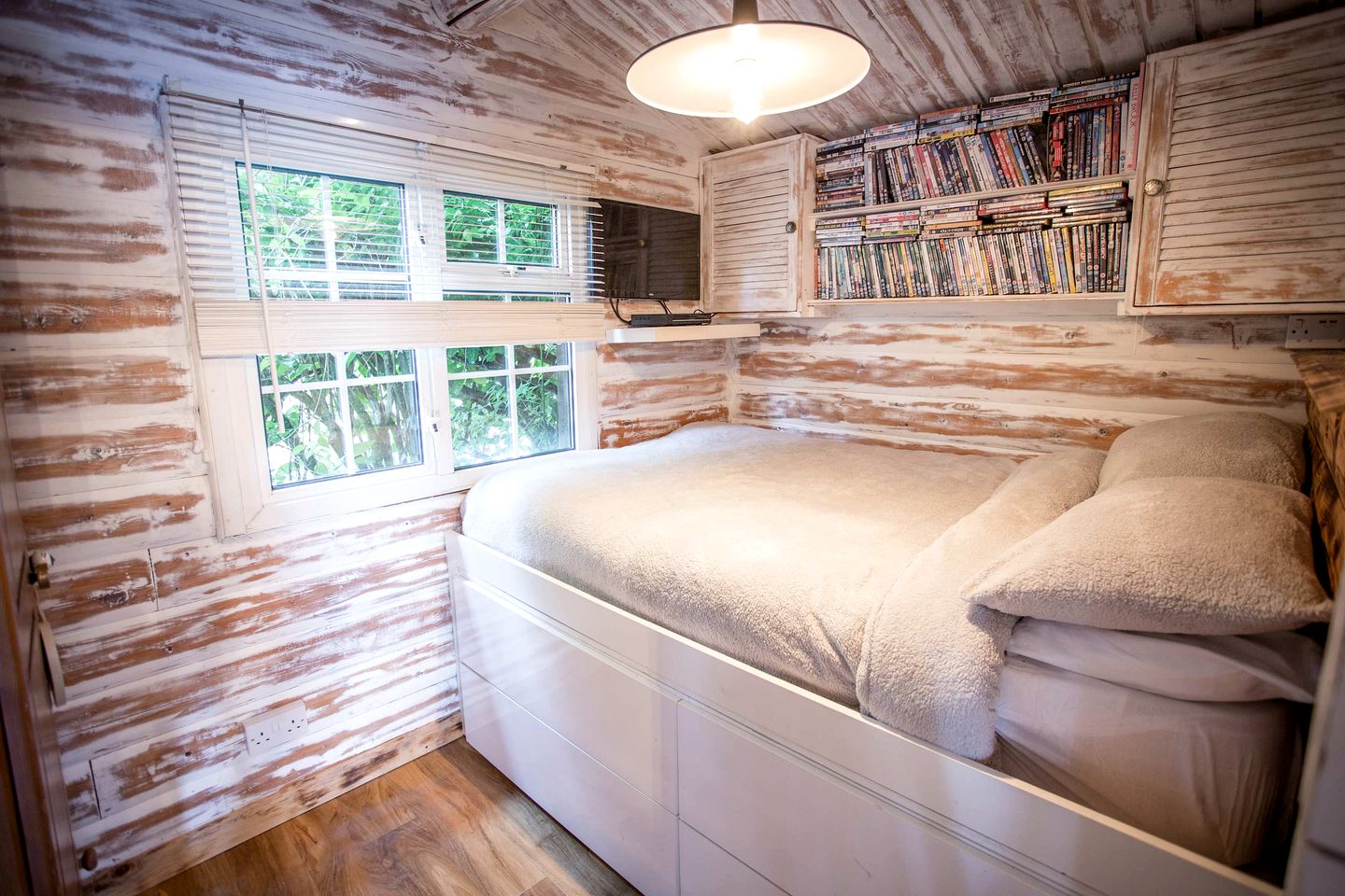 Tranquil Traditional Log Cabin with Private Deck, Near Snowdonia National Park, Trawsfynydd, Wales