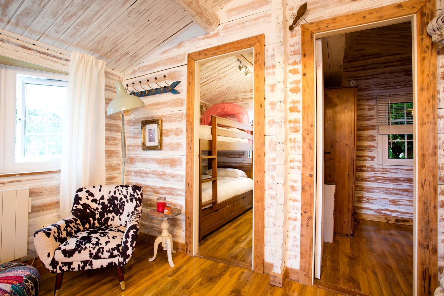 Tranquil Traditional Log Cabin with Private Deck, Near Snowdonia National Park, Trawsfynydd, Wales