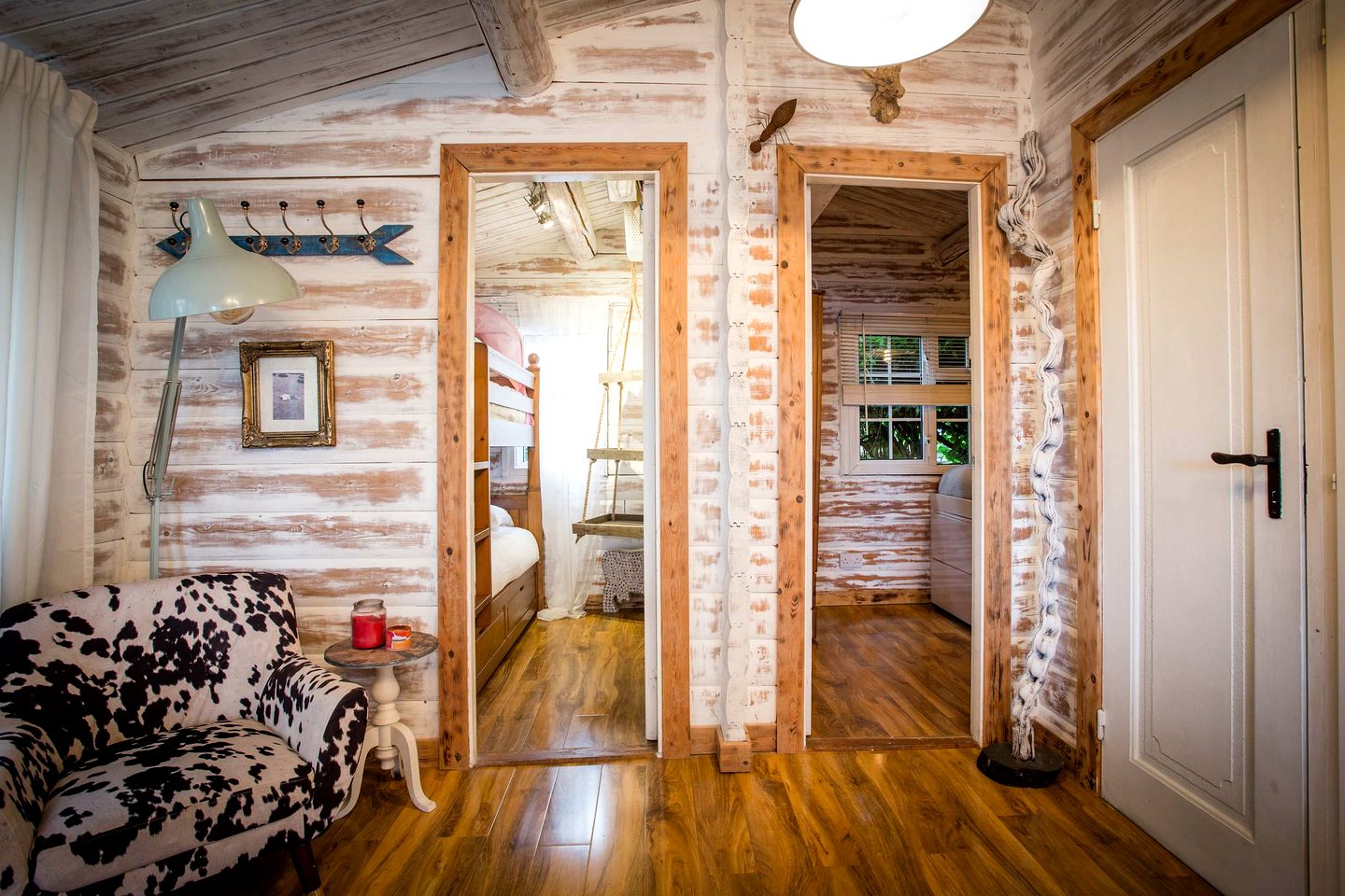 Tranquil Traditional Log Cabin with Private Deck, Near Snowdonia National Park, Trawsfynydd, Wales