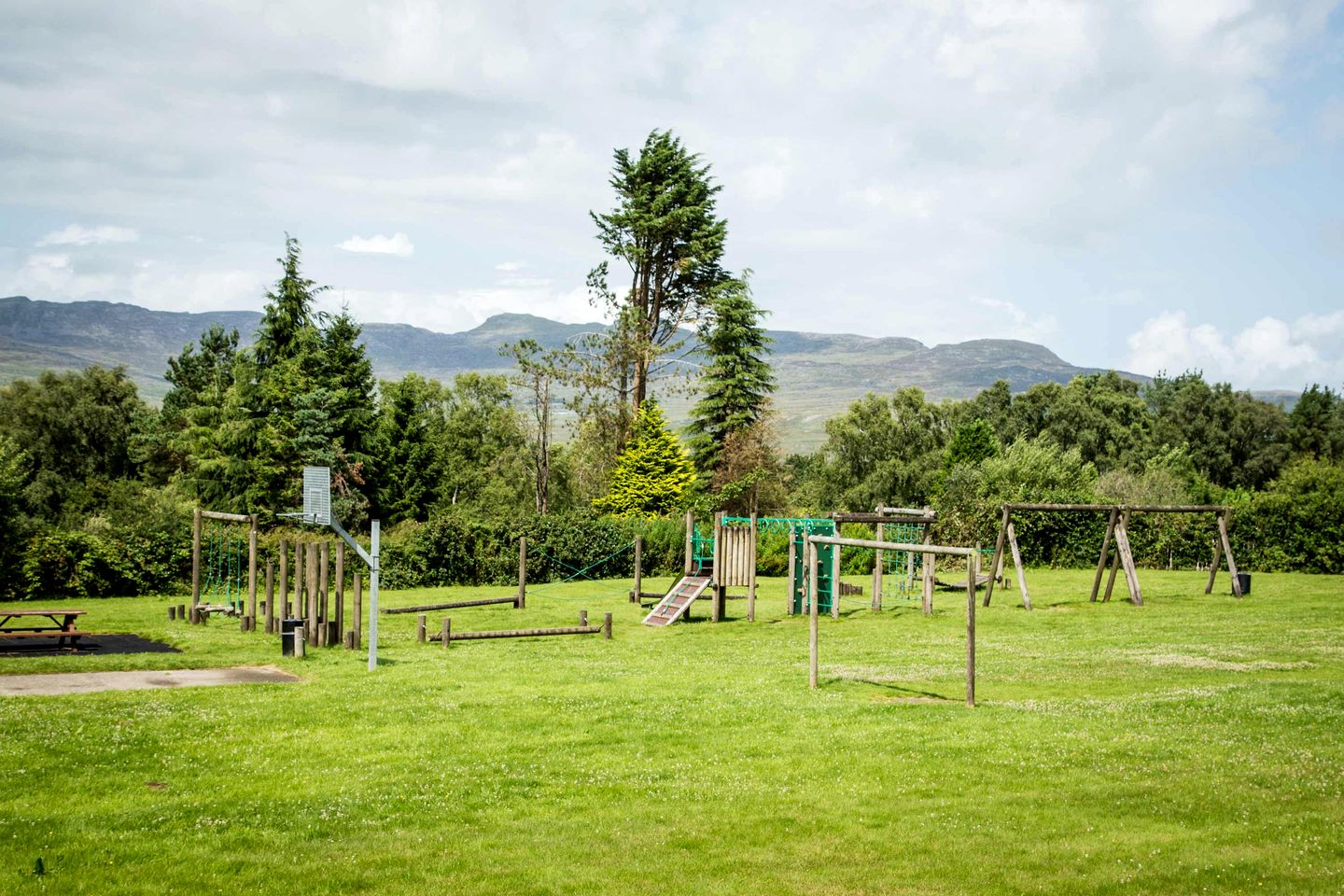 Tranquil Traditional Log Cabin with Private Deck, Near Snowdonia National Park, Trawsfynydd, Wales