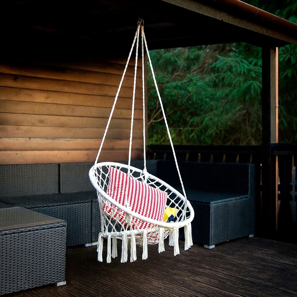 Tranquil Traditional Log Cabin with Private Deck, Near Snowdonia National Park, Trawsfynydd, Wales