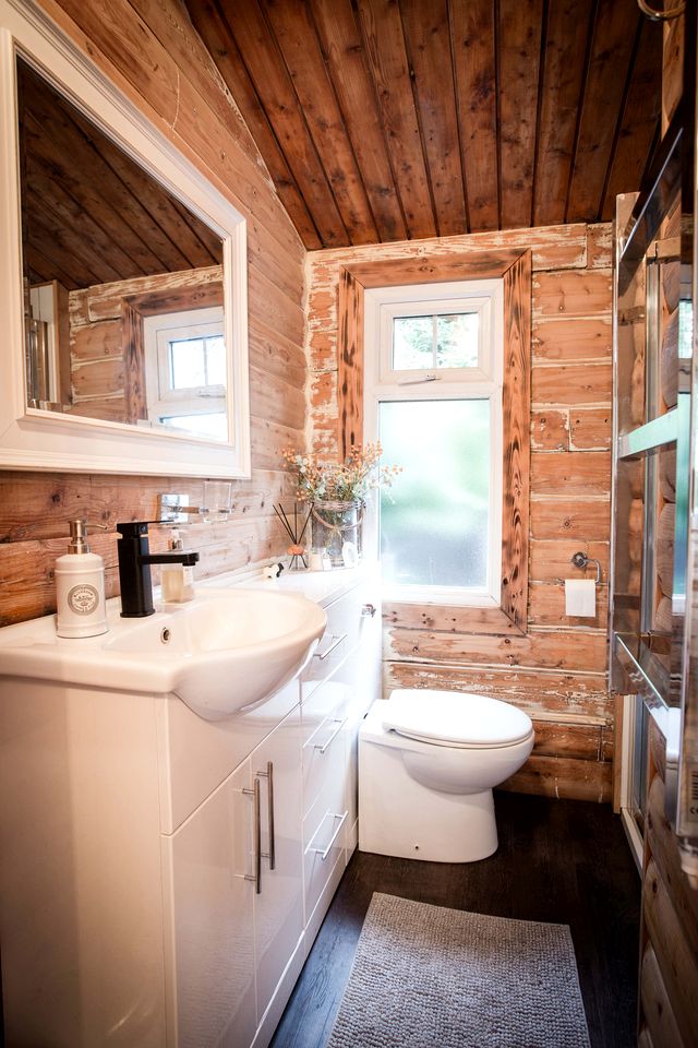 Tranquil Traditional Log Cabin with Private Deck, Near Snowdonia National Park, Trawsfynydd, Wales