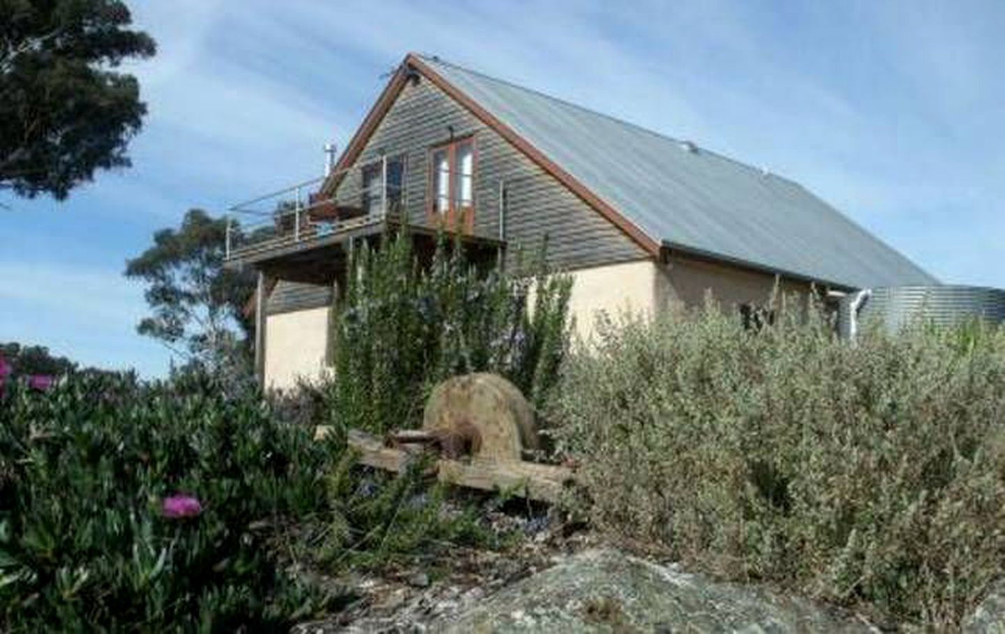 Lovely Rustic Cottage Rental on a Vineyard near Canberra, New South Wales