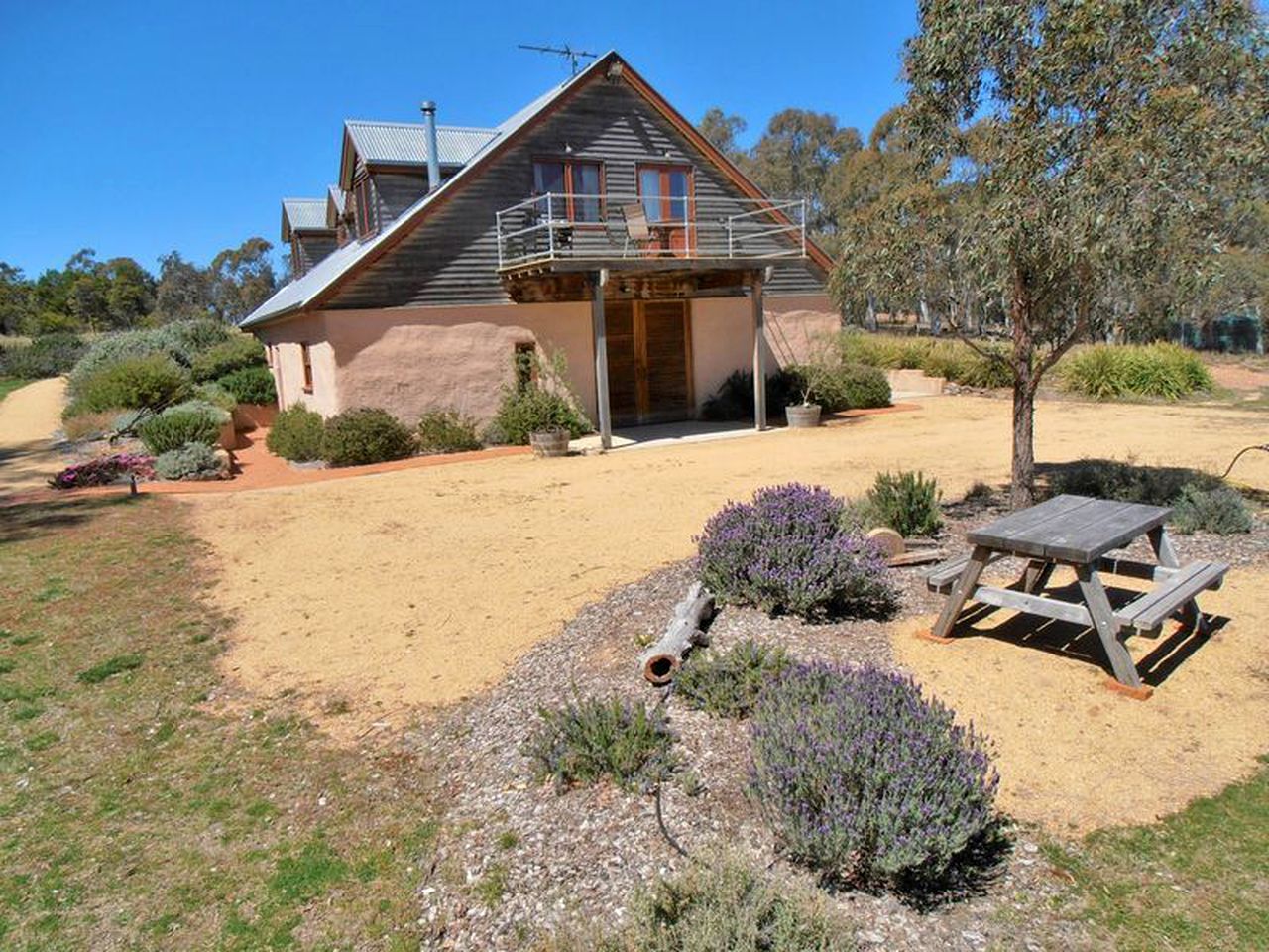 Lovely Rustic Cottage Rental on a Vineyard near Canberra, New South Wales